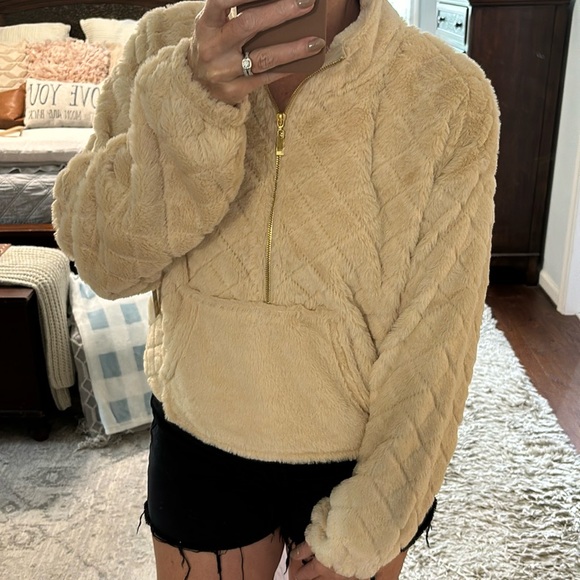 NWT - No Boundaries  Tan/Cream Quilted Faux Fur 1/2 Zip Pullover Size L - Picture 4 of 11